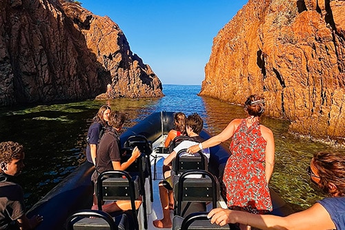 Balade en bateau le long des calanques de l’Esterel depuis le port d’Agay