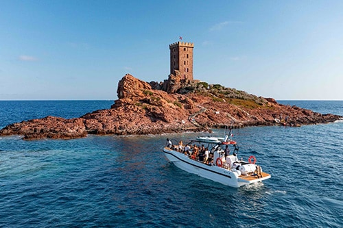 Balade en mer en soirée face aux roches rouges de l’Esterel à l’heure dorée