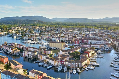 Navigation en bateau vers le mythique village de Saint-Tropez
