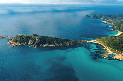 Lagon tropézien aux eaux cristallines et sable blanc près du cap Taillat