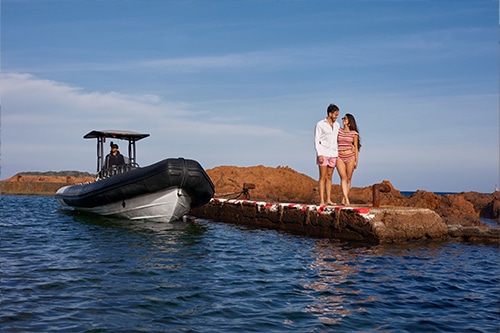 Groupe en famille profitant d’une journée en bateau privatisé en Méditerranée