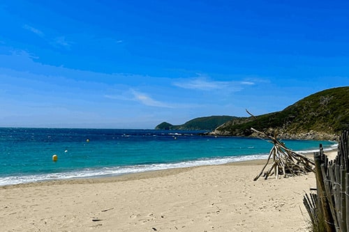 Navigation côtière au large du cap Camarat dans des eaux turquoise