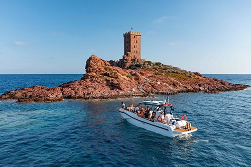 Découverte des roches rouges du massif de l’Esterel depuis le navire SIMONE