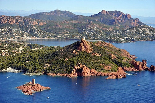 Navigation près des grottes maritimes du massif de l’Esterel au départ d’Agay