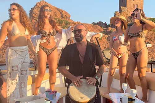 Coucher de soleil face au cap Dramont et à l’île d’Or lors d’un apéro en mer