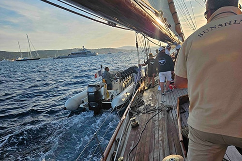 Spectacle des Voiles de Saint-Tropez lors d’une régate en mer suivie depuis un bateau