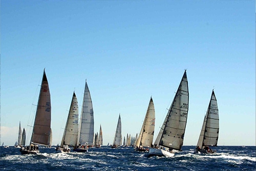 Suivi des voiliers en régate dans le golfe de Saint-Tropez au plus près de l’action