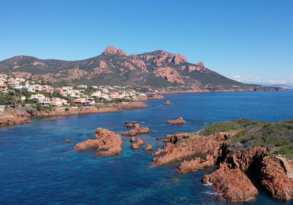 Balade en bateau confortable dans l’Esterel à bord du navire SIMONE