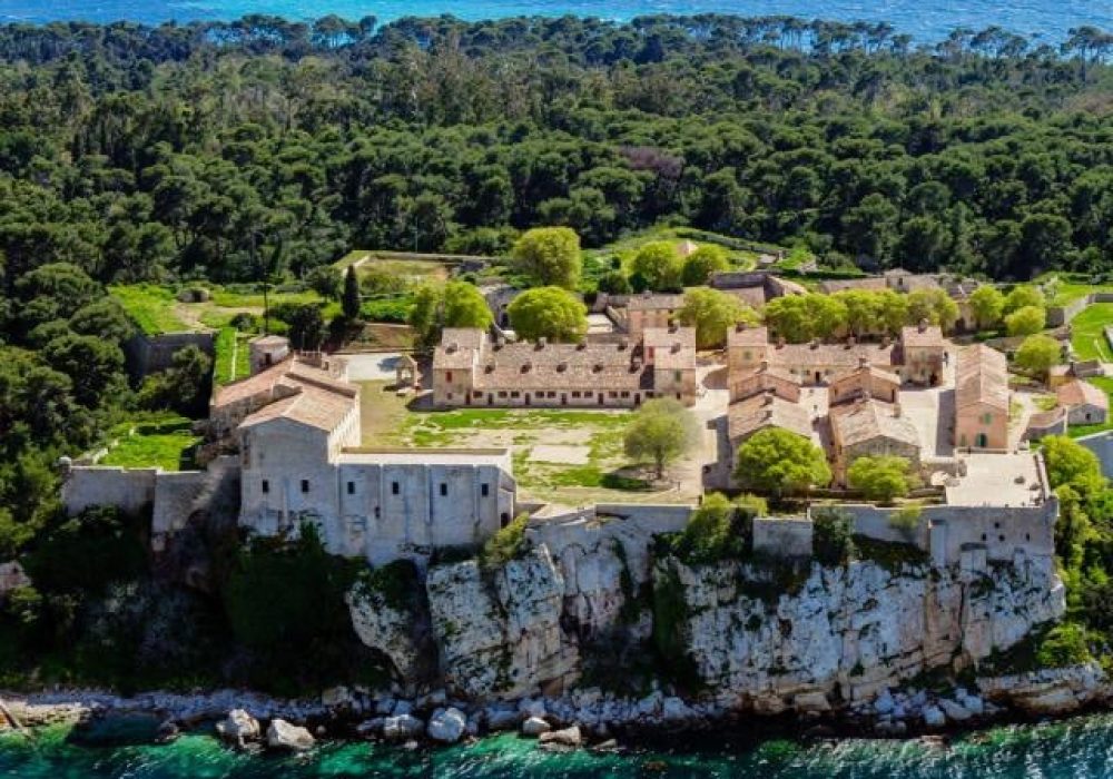 Découverte de l’abbaye et du monastère fortifié de l’île Saint-Honorat