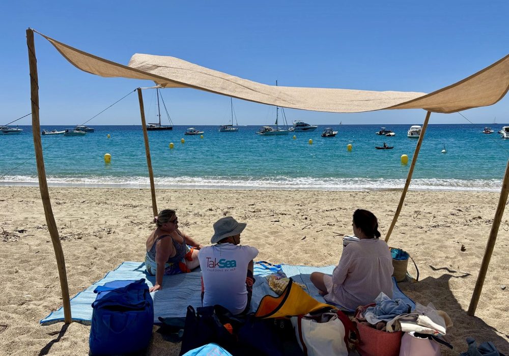 Moment de détente sur une plage de sable blanc du Saint-Tropez préservé