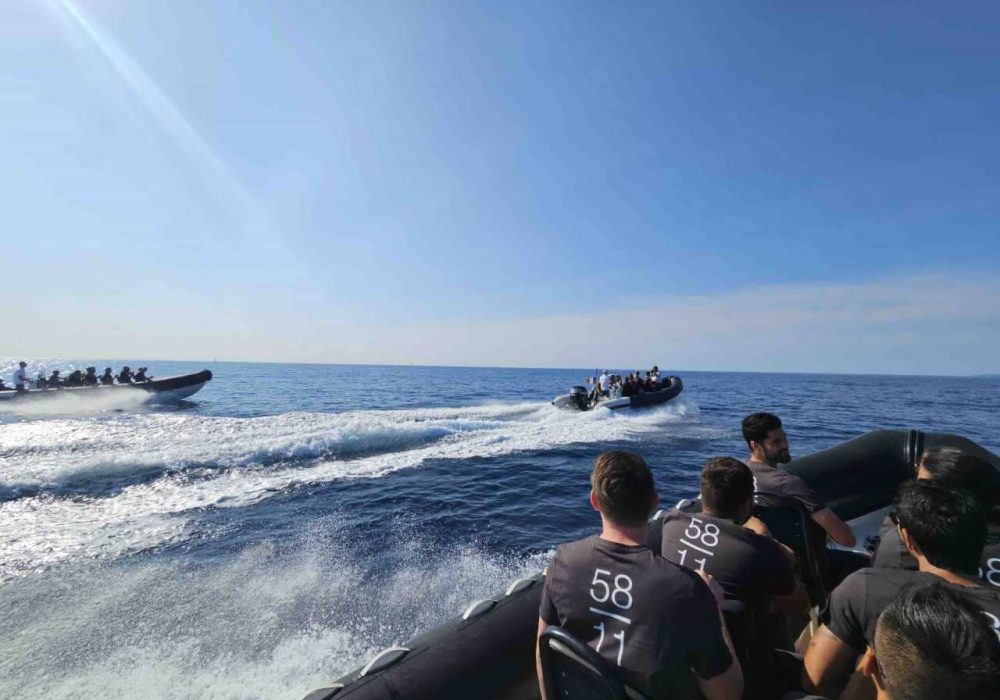 Groupe en fête à bord d’un bateau privatisé en Méditerranée