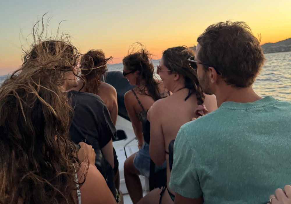Journée entre amis en mer avec bateau privatisé et ambiance détendue