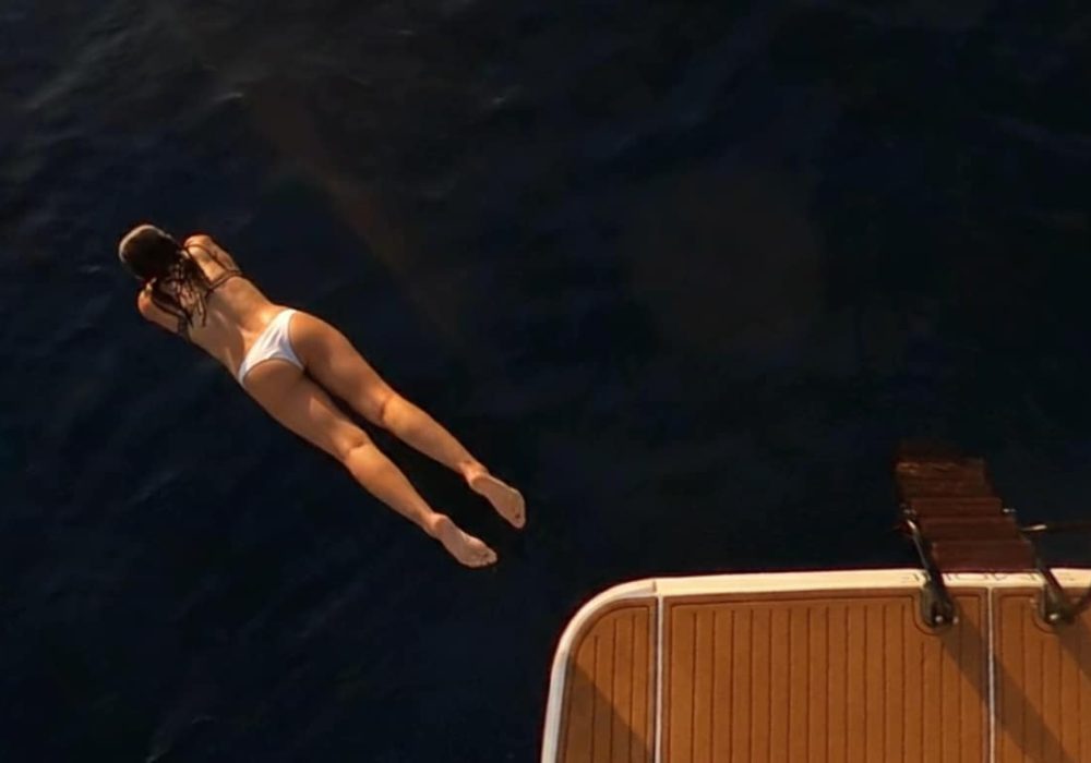 Moment convivial entre amis à bord d’un bateau lors d’une sortie en mer