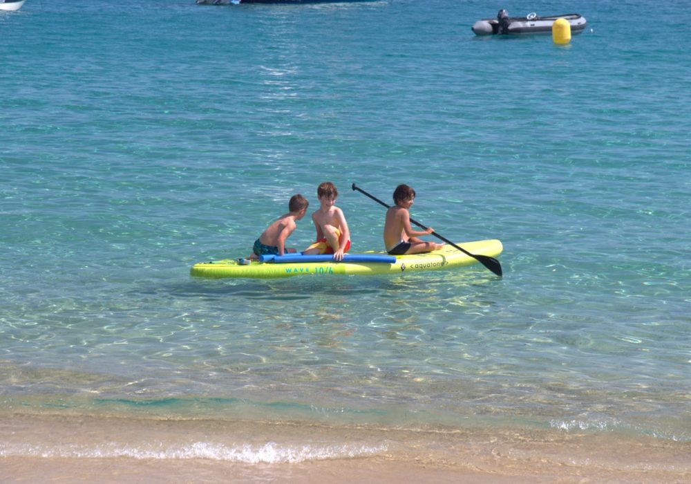 Plage isolée de sable fin au cap Camarat lors d’une excursion nature en mer
